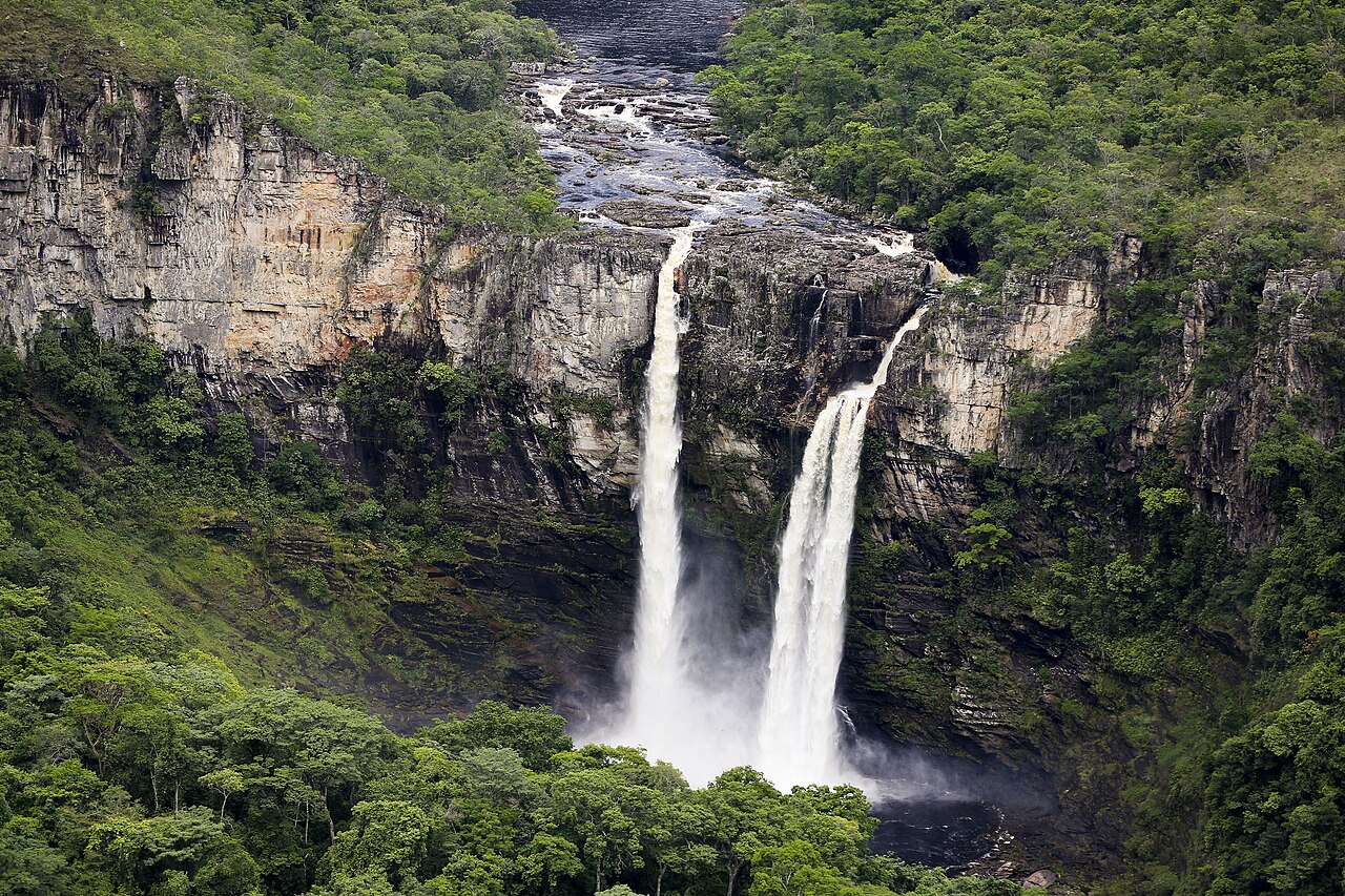 渓谷と滝の風景