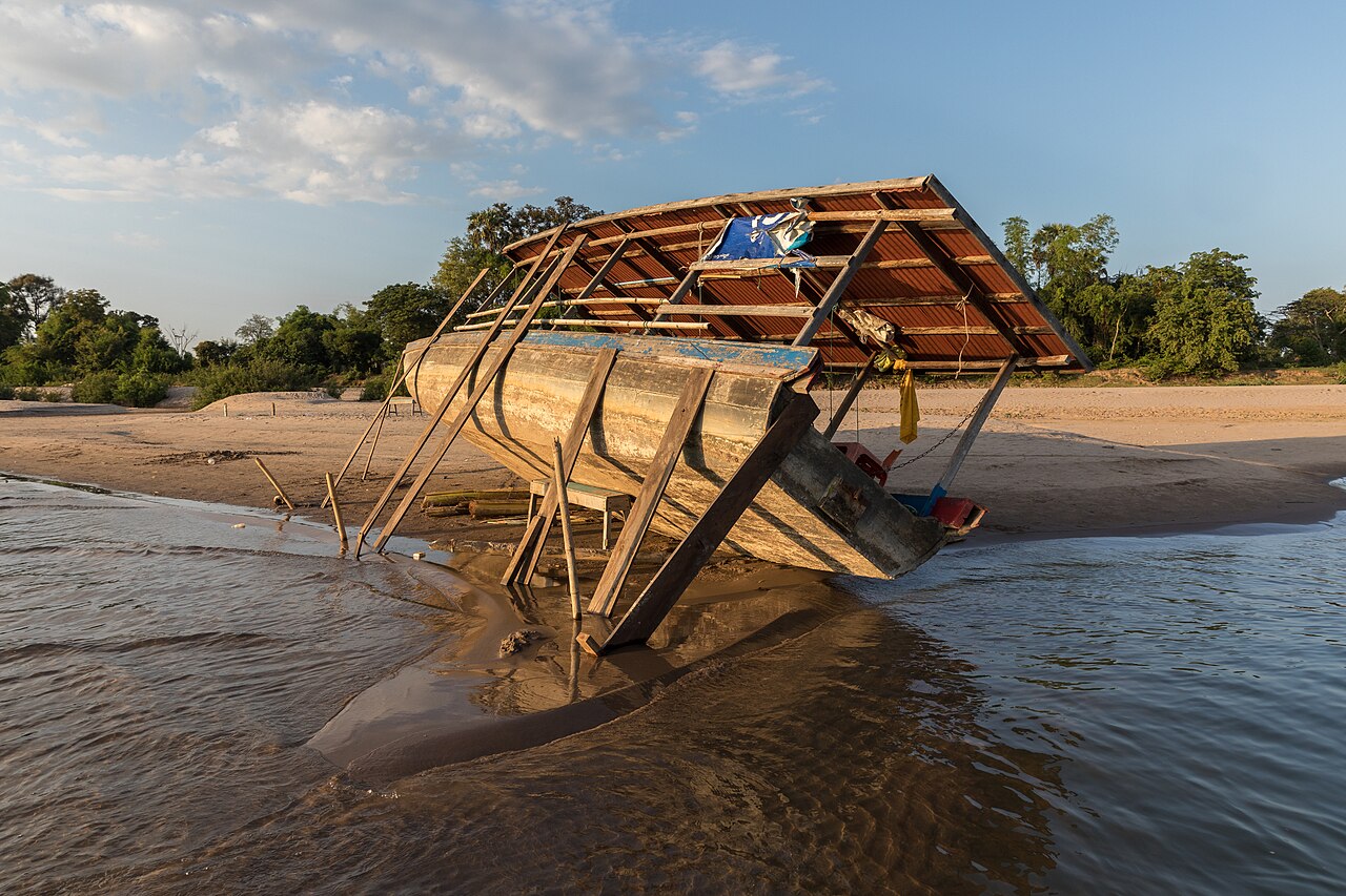 Careening of a pirogue on a sand beach, at golden